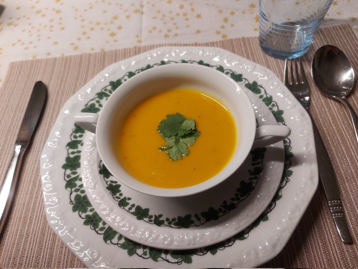 Forbo_Jack's tweet photo. #Weihnachten2023 wieder mit @S1mple_Sy zusammen gekocht.
Vorspeise Hokkaido Kürbissuppe und als Hauptgang Roastbeef mit Fondant Kartoffeln und Champignons. https://t.co/67a8yR4BUe