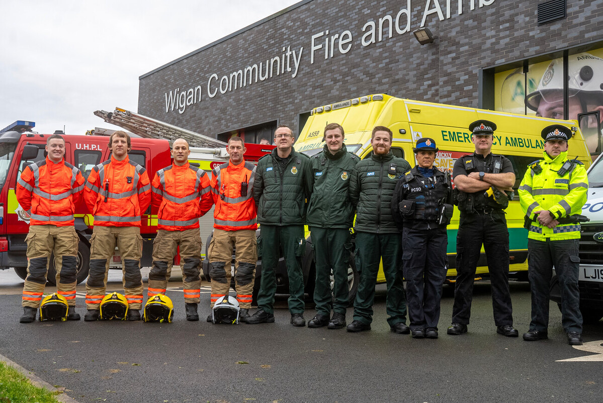 manchesterfire's tweet photo. These are the dedicated emergency workers that are working over the festive period.
They’ll be fighting fires, saving lives and protecting communities from crime.
They should not face abuse and attacks when doing their job.
Take care of those that are taking care of you 🚒🚔🚑 https://t.co/RLRjviFNg1