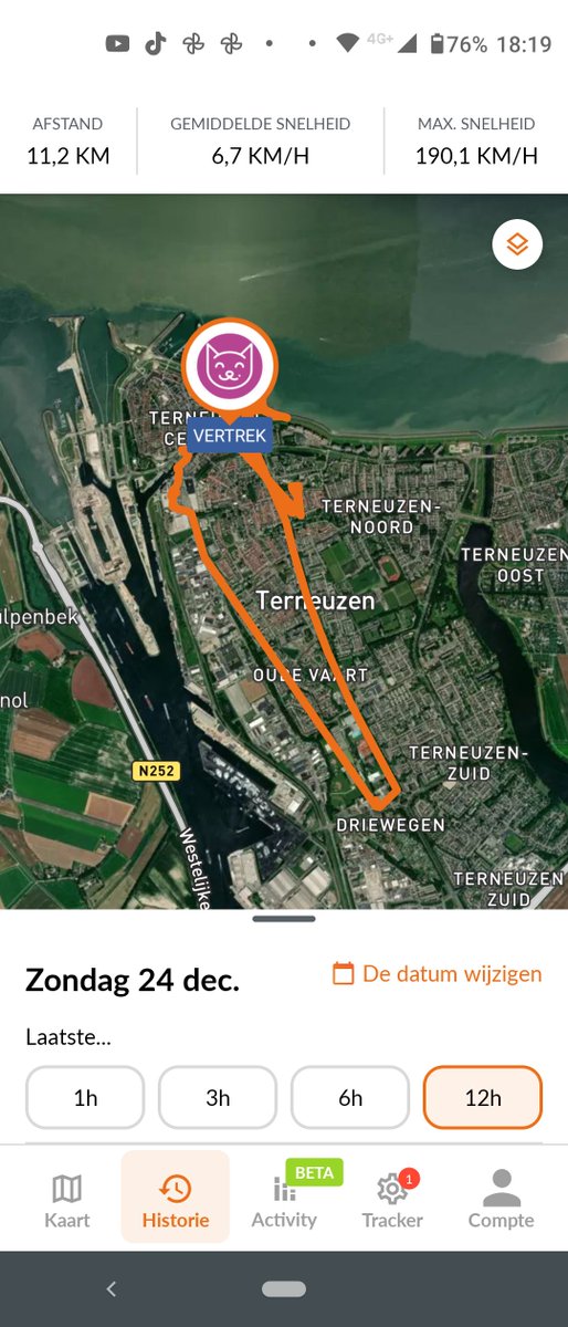 PaulineKuitert's tweet photo. Kijkt furriendjes, ikke mag nie buite maar groote friend isse mijn gps aan ut teste. Folgens mij gaat ut goet! #Weenect #Puschkin https://t.co/3Yu6DihPO0