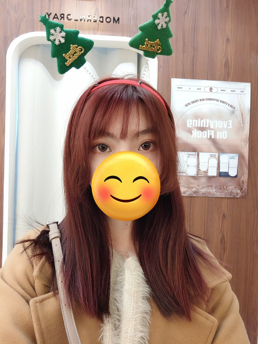 daisy990181's tweet photo. メリークリスマス🎅☃️🎁🎄💖
Merry Christmas！

新しい髪色 ピンクブラウン 

在年末前去剪了頭髮，染了粉棕色
剪了法式瀏海（到這年紀開始想剪順毛齊瀏海了°

瀏海部分帶空氣感

23日去韓式拍貼機 應景一下聖誕節
做個紀念°

想戴麋鹿髮箍，可惜店面沒有，只能戴別的°

久違的po個人照 https://t.co/mrgnOFGyng