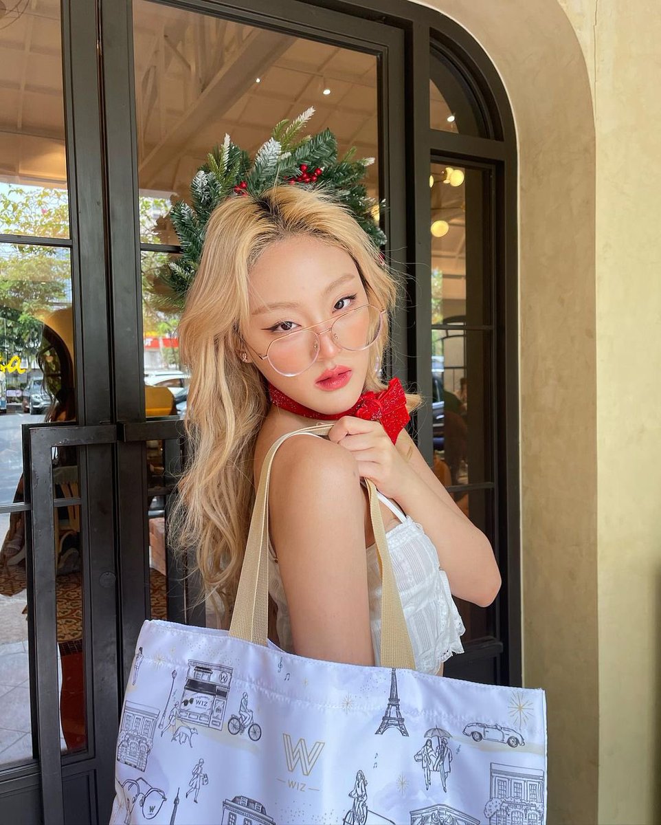 4eveforaye's tweet photo. 𝐈𝐆 𝐮𝐩𝐝𝐚𝐭𝐞 : ppunnch
Caption : Merry Christmas EVE (คริสต์มาส)🎅🏻
พวกเรา 4EVE อยากชวนทุกคนมา Make a WIZ ✨💖 กัน! เพียงแค่ซื้อแว่น WIZ รุ่นไหน
ก็ได้ และโพสรูปหรือสตอรี่ที่ใส่แว่น WIZ ลง social wร้อม tag @/wizconnection และใส่ #makeaWIZ
#WIZX4EVE #แว่นWIZ
#4EVE #Punch4EVE https://t.co/LzuCgYlAQb