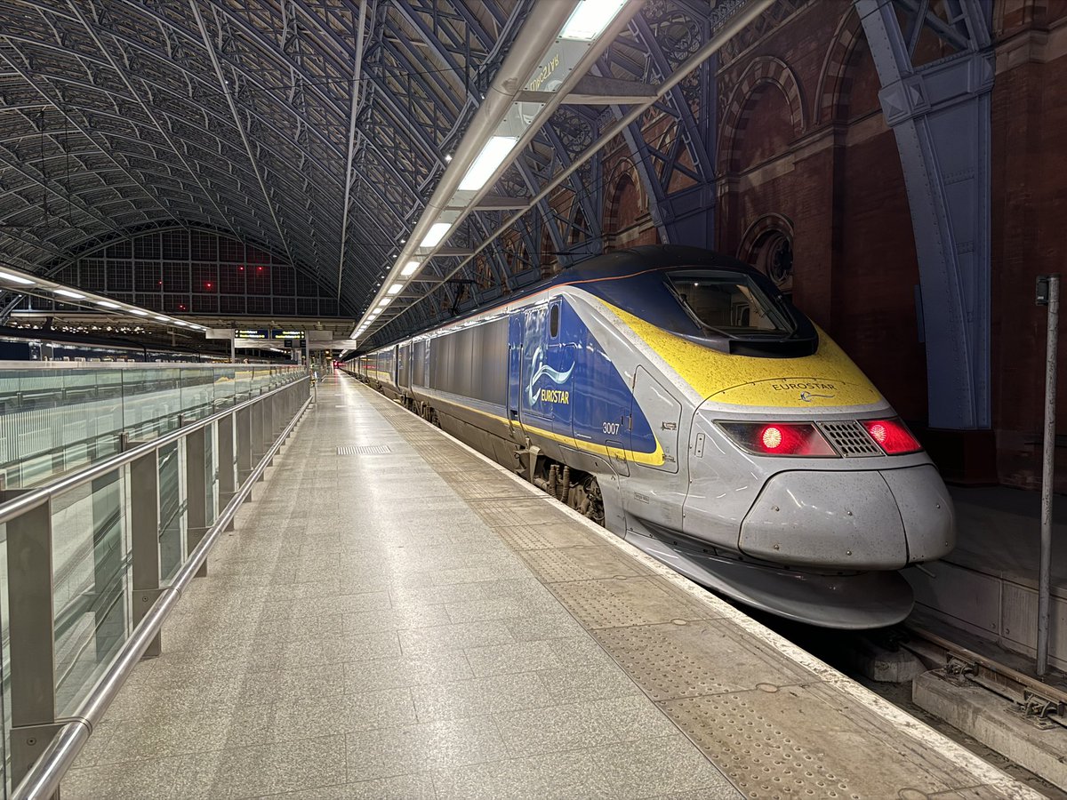 MeerkatExpress's tweet photo. Welcomed home yesterday evening by two @Eurostar #e300 #TSMT under the beautiful @StPancrasInt train shed. One with classic logos and one with new logos. Merry Christmas 🎄 https://t.co/aTXaWeXZyK