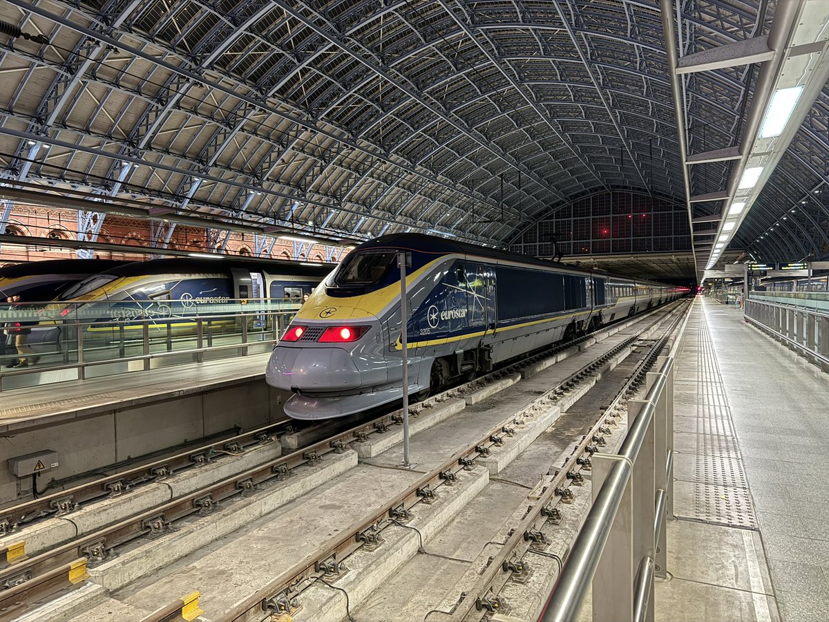 MeerkatExpress's tweet photo. Welcomed home yesterday evening by two @Eurostar #e300 #TSMT under the beautiful @StPancrasInt train shed. One with classic logos and one with new logos. Merry Christmas 🎄 https://t.co/aTXaWeXZyK