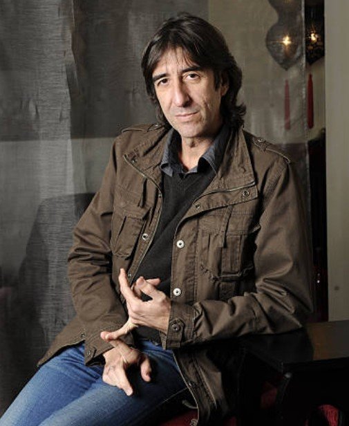 Te aseguro que hay noches en las que Ángel González
no recuerda que ha muerto
y se sienta a mi lado para hablarme de ti.
#benjaminprado 
<a href="/pradobenjamin/">Benjamín Prado 📚</a> 
#poesia
#Nochebuena