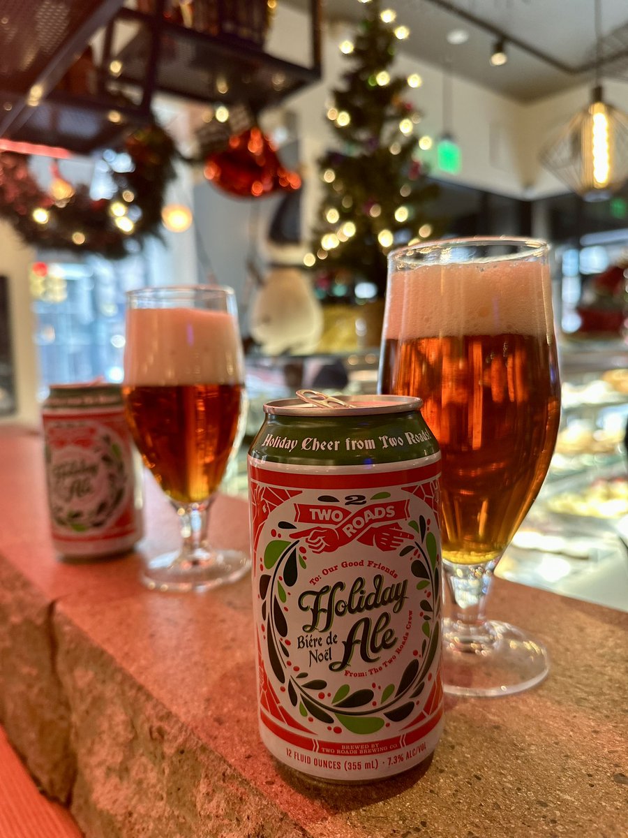 Merry Everything, friends! Perfect day for <a href="/2RoadsBrewing/">Two Roads Brewing</a> Holiday Ale at <a href="/AlicePhilly/">ALICE PIZZA PHILLY 🍕🔪</a>. #hohoho 🎄🍻 🍺🎅