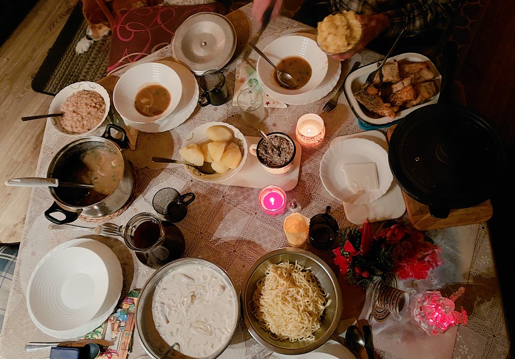 Edlon19's tweet photo. Weihnachten in Polen bei den Großeltern ist das Schönste. Die Zeit mit der Familie ist das Wichtigste. Geschenke sind zweitrangig, aber auch eine schöne Geste. Ich wünsche euch allen ein frohes Fest und genießt die Zeit die ihr habt. #MonteChristmas https://t.co/1FamOfa3Df