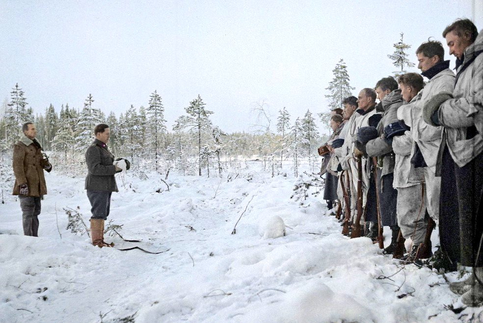 Based_FIN's tweet image. 🇫🇮 Finnish soldiers at the Christmas service, Winter War, Kollaa front on December 24, 1939.