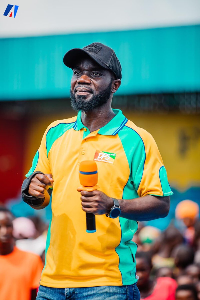 akezanet's tweet photo. 🔴 Qui est Dr Jackson NAHAYO, cet ancien Burundais de la Diaspora qui est revenu au pays pour aider son entourage ? 
=================================

🔹 L’histoire de Dr Jackson NAHAYO est en quelque sorte triste, mais aussi inspirante. NAHAYO n'avait que six ans (1992) lorsqu’il a suivi d'autres personnes fuyant la guerre, dans la @CibitokeProv, frontalière du #Rwanda et de la #RDC. Il s'est retrouvé au Congo jusqu'à ce que la guerre éclate en 1995, lorsqu'il s'est rendu en #Zambie.

🔹 En Zambie, il a rencontré ceux qu'il décrit comme « mes parents canadiens » : les Winnipegois Rob Neufeld et Lois Coleman Neufeld, qui travaillaient pour le Comité central mennonite.

🔹Nahayo a emménagé chez les Neufeld et a commencé à aller au lycée. En 2002, ils sont tous retournés à Winnipeg et se sont inscrits au Mennonite Brethren Collegiate Institute. Il a aussi étudié les soins infirmiers dans le cadre d'un programme conjoint au Red River College et à l'Université du Manitoba.

🔹Après avoir obtenu son diplôme en 2005, NAHAYO est revenu au Burundi pour renouer avec sa famille. Ce qui l’a poussé à chercher comment aider ses compatriotes.

📍💬 « Je venais d'un environnement où nous nous jetions du raisin à l'école, à Winnipeg, et ici au Burundi, je voyais une communauté où personne ne va à l'école et où les gens tombent malades. Je me suis senti coupable d'une certaine manière. Je suis rentré au Canada avec un esprit différent ».

🔹 Nahayo était déterminé à faire une différence et rêvait de retourner au Burundi pour ouvrir une clinique. Il a commencé à collecter du matériel médical usagé au Canada. Des gens l’appelaient pour lui proposer des fauteuils roulants et des appareils de tension artérielle usagés. En 2013, Nahayo disposait déjà d'un conteneur de 40 pieds rempli de matériel médical prêt à être expédié au Burundi, et il est rentré à Buganda pour vivre avec sa famille.

📍💬 « C'était la chose la plus effrayante. Le petit gars qui vient tout juste d'obtenir son diplôme, qui avait ce rêve. Mais, j'espérais vraiment, du fond du cœur, que ça marcherait».

🔹Deux années suivantes, NAHAYO a construit le bâtiment, a obtenu l'électricité à deux kilomètres de distance, a travaillé avec la population locale pour obtenir de l'eau courante et s'est occupé des documents administratifs. C’est ainsi que Dr Jackson Nahayo a ouvert la clinique #Ubuntu. 

🔹Aujourdhui, la clinique fonctionne très bien, avec un équipement de haute technologie. La clinique comprend un laboratoire, un bloc opératoire, radiographie, Échographie, un scanneur, une banque de sang, une pharmacie, une morgue, une ambulance et répond aux besoins de la population de presque toute la province.

📍💬 « On est les seuls dans la région à pouvoir aider en cas d'hypertension, de problèmes cardiaques, de diabète et de problèmes de foie et d’autres maladies. Récemment, le Président de la République @GeneralNeva nous a rendu visite et nous a offert deux transformateurs d’électricité, l’un pour l’Hôpital et l’autre pour la population. Si je regarde l’évolution déjà faite dans les 10 ans qui viennent de s’écouler, je trouve qu’en 2060, nous serons à un niveau très satisfaisant ».

#lesbeautesdecheznous #akezanet #Sante #Burundi