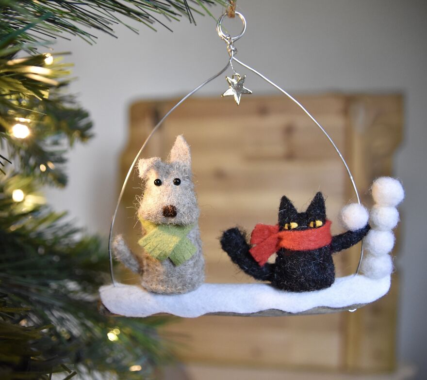 Rachel Austin: Inspired by my #CindyCat, I created some miniature #FestiveTreeOrnaments (31 pics) zorz.it/3RihIyo | #RachelAustin #TextileArtist #Gloucestershire #MiniatureOrnaments #HandStitched #CatOrnaments #TinyAccessories #CraftLover