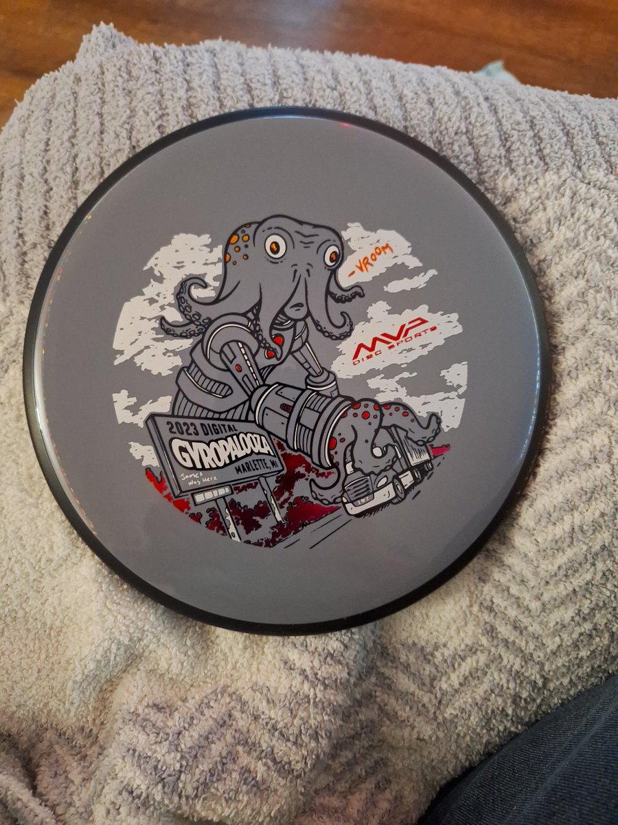Chainbanger94's tweet photo. When your gf tries to show you that she is wifey material and buys you a gyropalooza box for Christmas #MvpDiscs #Axiom #StreamlineDiscs https://t.co/xpl9lW2AXQ