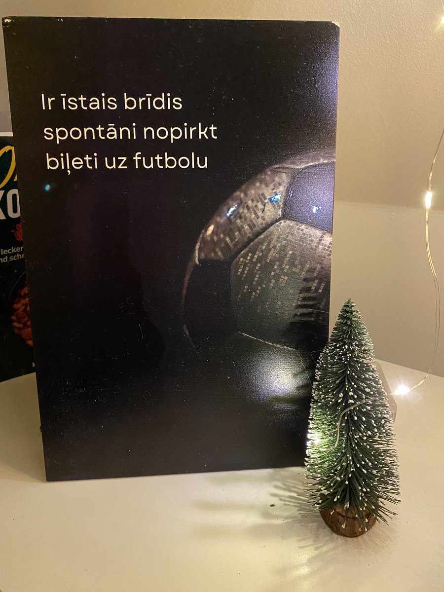 Milzīgs paldies <a href="/Antresols/">Antresols</a> par jauko apsveikumu “kartīti”. Šķiet, ka arī izdevies atrast vietu šim motivējošajam mākslas darbam 😀#tviteristuziemassvētki2023  #futbolsvispirms