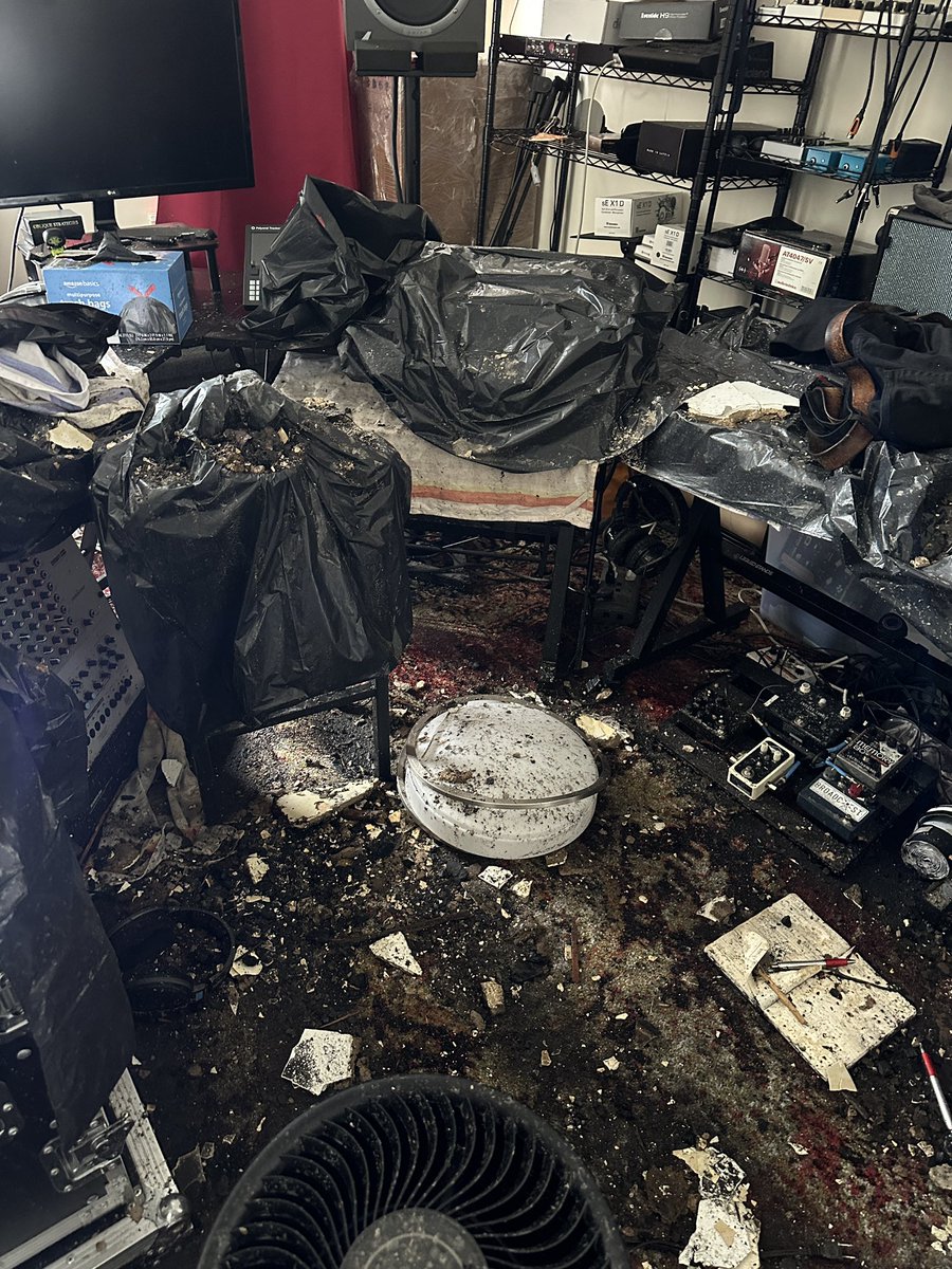 travelinglens's tweet photo. our apartment 3 days after the 5 alarm fire in Sunnyside, Queens, NYC

I am numb, worst experience looking at everything that was home reduced to rubble

to help: https://t.co/TwUjqqMDnu https://t.co/gDMRWBx7Gu