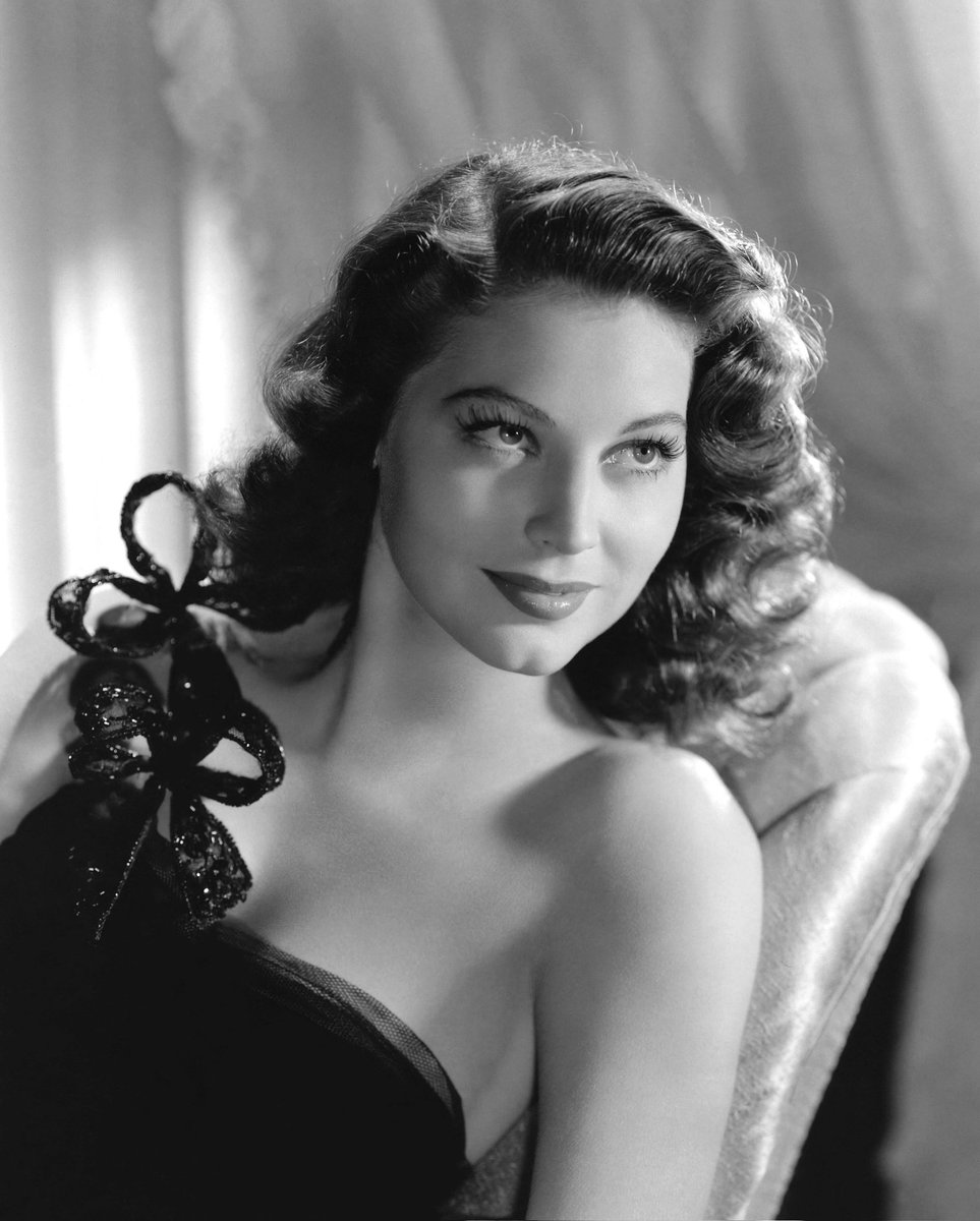 È meglio amare saggiamente, senza dubbio; ma amare follemente è meglio di non essere in grado di amare del tutto. William Makepeace Thackeray #goodnight ❤️ #Raccontodellasera Ava Gardner #Natioggi