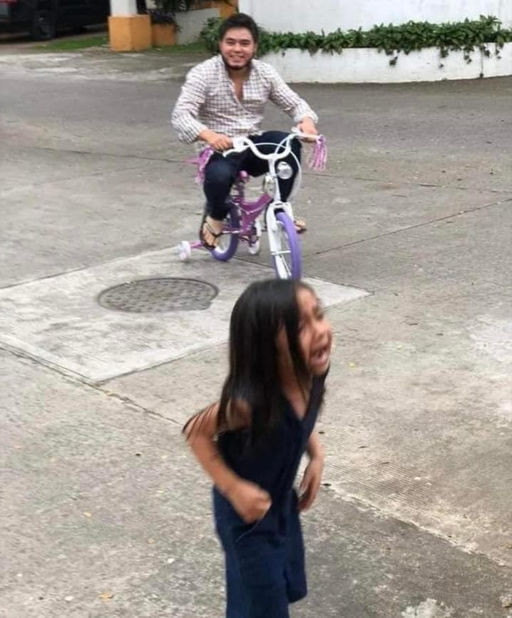 yo el 25 de diciembre con la bicicleta que le trajo santâ a mi sobrina: