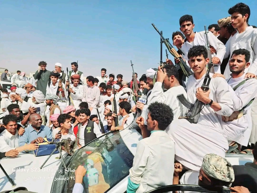 شباب  الرشايدة يجوبون شوارع مدينة كسلا مدججين بالبنادق وأسلحة القنص المختلفة يتقدمهم وكيل الناظر معلنين إستعدادهم التام للدفاع عن المدينة من مغول العصر