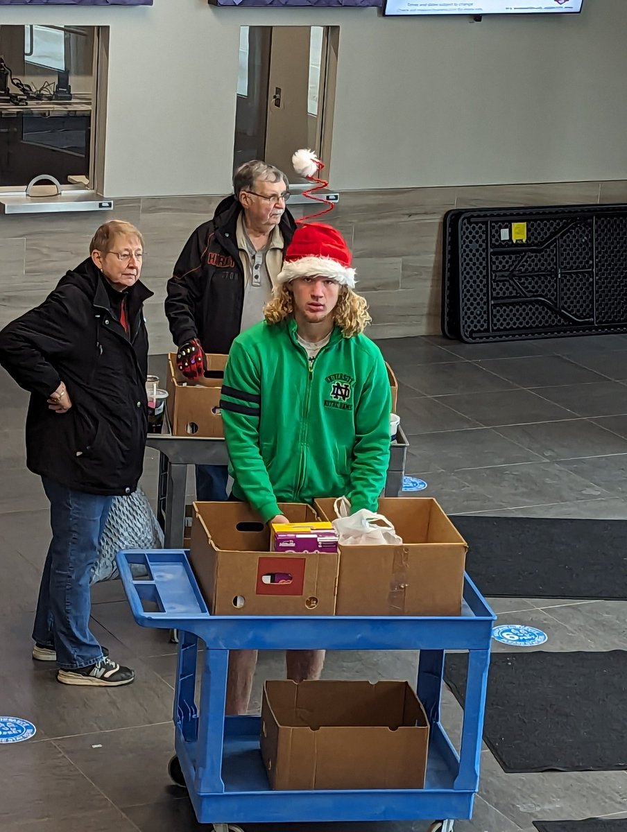 #hawkeyeharvestfoodbank #volunteer photo cred - my mom  #MerryChristmas #skatewithsanta