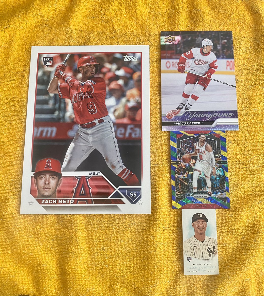 TheFootballPlan's tweet image. Now THIS is a true “Stack Sale”!!

I’m thinking about using this format for ‘24

Would y’all buy a stack of different sized cards?

Extra Jumbo Neto RC
Jumbo Kasper Young Guns
Zach LaVine Choice Prizm
Anthony Volpe Mini RC

#StackSale 
#TheHobby