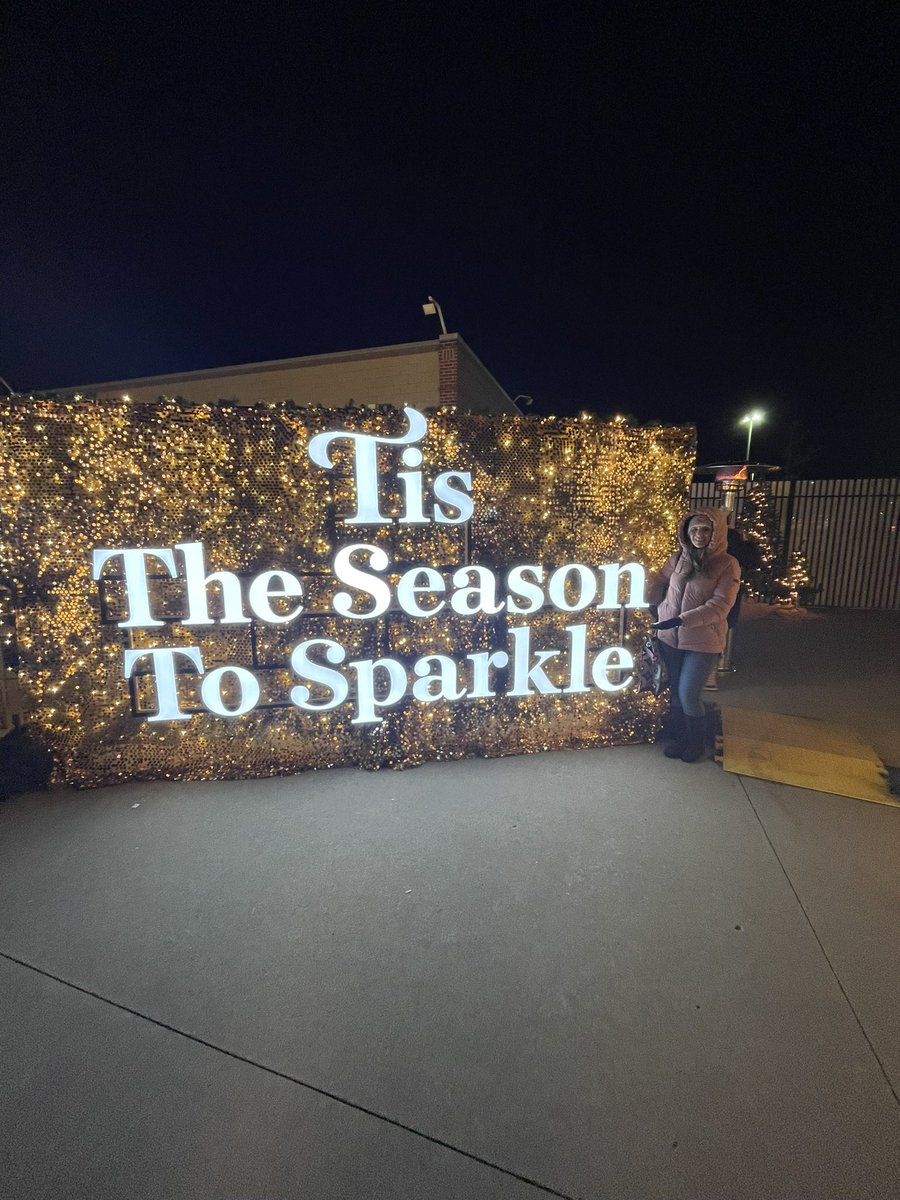 VAlonsoWeather's tweet photo. Tis the season to sparkle &amp; shine! ✨🎆💫#christmaslights #kansascity #christmasinkansascity #christmasinmissouri #christmas #christmas2023 #enchantchristmas #enchant #tistheseason #tistheseasontosparkle #christmastree #chickfilacow #legendskansascity https://t.co/UM4CMhlcaX