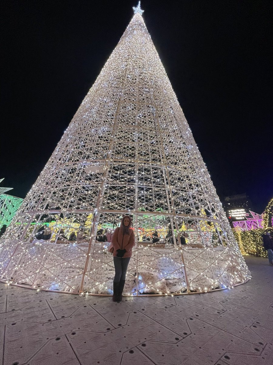 VAlonsoWeather's tweet photo. Tis the season to sparkle &amp; shine! ✨🎆💫#christmaslights #kansascity #christmasinkansascity #christmasinmissouri #christmas #christmas2023 #enchantchristmas #enchant #tistheseason #tistheseasontosparkle #christmastree #chickfilacow #legendskansascity https://t.co/UM4CMhlcaX