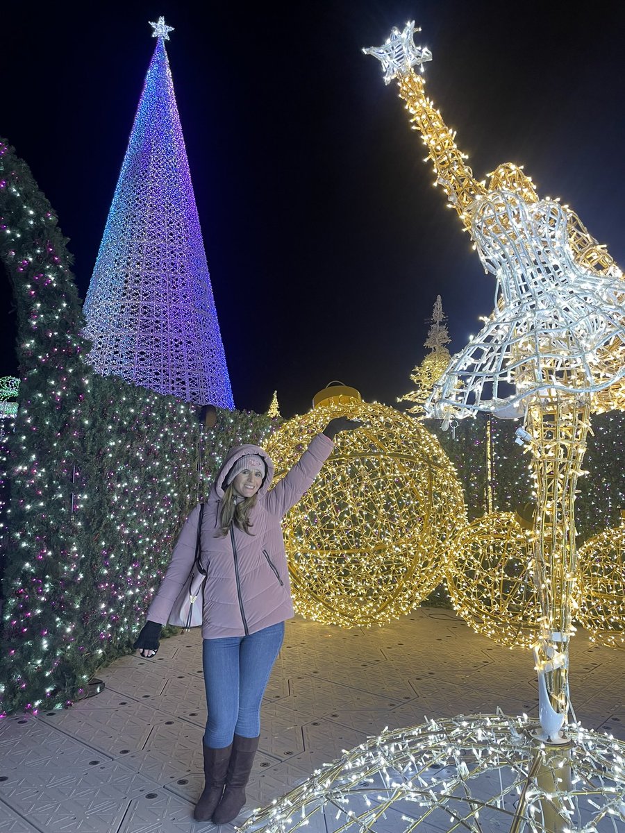 VAlonsoWeather's tweet photo. Tis the season to sparkle &amp; shine! ✨🎆💫#christmaslights #kansascity #christmasinkansascity #christmasinmissouri #christmas #christmas2023 #enchantchristmas #enchant #tistheseason #tistheseasontosparkle #christmastree #chickfilacow #legendskansascity https://t.co/UM4CMhlcaX