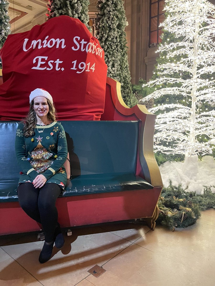 VAlonsoWeather's tweet photo. Tis the season to sparkle &amp; shine! ✨🎆💫#christmaslights #kansascity #christmasinkansascity #christmasinmissouri #christmas #christmas2023 #enchantchristmas #enchant #tistheseason #tistheseasontosparkle #christmastree #chickfilacow #legendskansascity https://t.co/UM4CMhlcaX