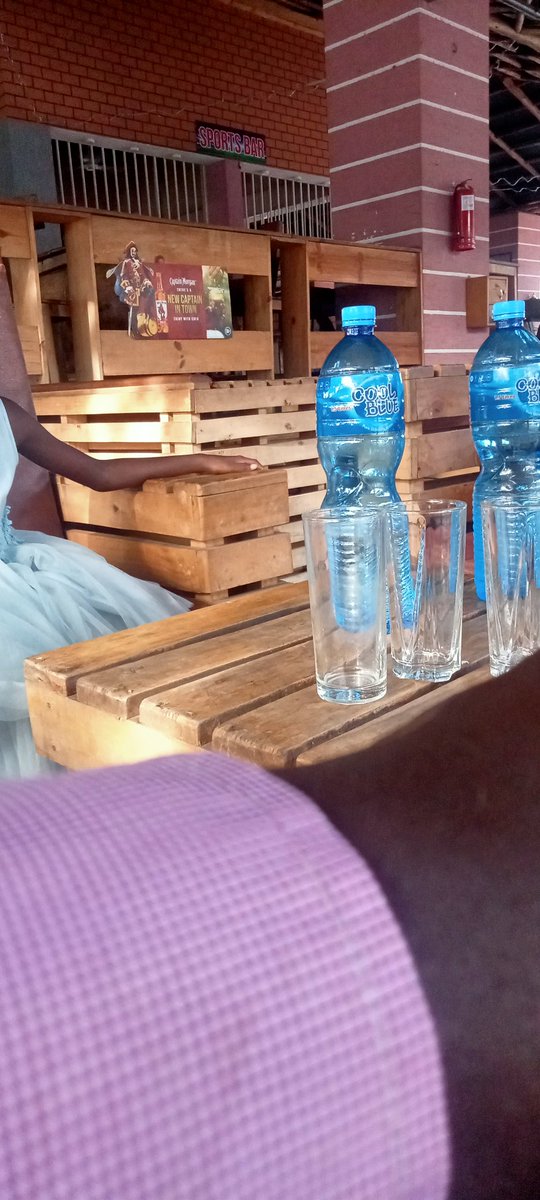 Leo nilifika hapa👇na familia yangu, kupata lunch na ilikuwa late lunch baada ya mizunguko.tulipoingia tu vijana wangu wa kiune walielekea washroom. 
Walipokuja sehemu tulipochagua kuketi wakanambia baba kule chooni tumeokota wallet ina pesa nyingi sana tumempa mhudumu.......
