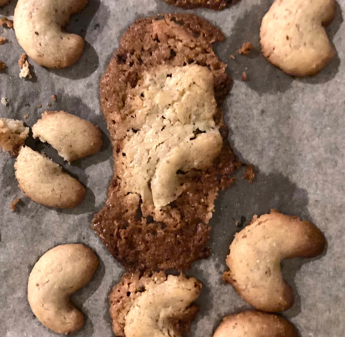 First time baking Vanillekipferl, and when opening the oven, been witness of those Kipferl reenacting  Terminator 2: 
Left: T-800, <a href="/Schwarzenegger/">Arnold</a> 
Middle: T-1000, Robert Patrick