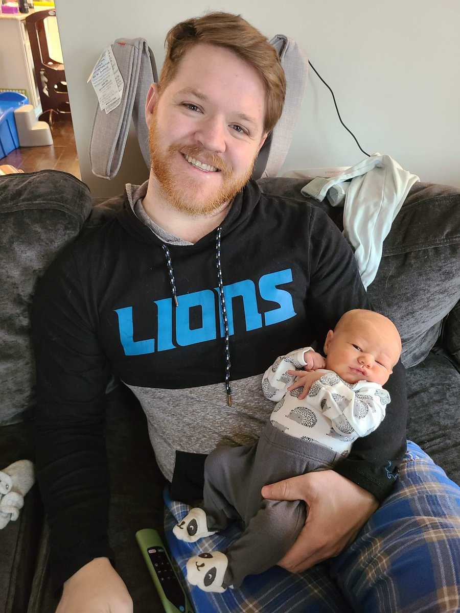 ryan_gillett_'s tweet photo. Son is ready for a Lions division clinch and his first Redzone experience! @ScottHanson #RedZone https://t.co/IWv0nfGBCY
