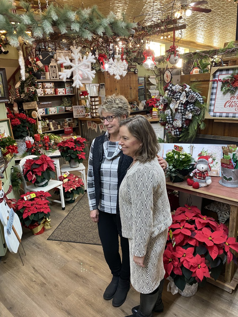 LGSaraRodriguez's tweet photo. Very much in the holiday spirit after visiting Flowers from the Heart in Crandon! #ShopSmallWI https://t.co/SmTEzzxu7u