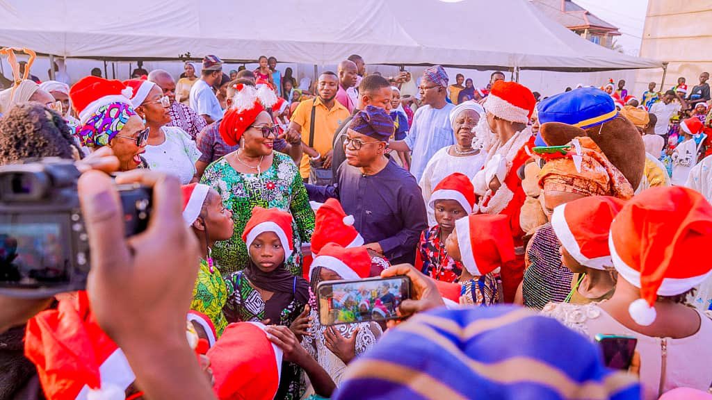 As part of activities marking the Christmas, my wife @KafayatOyetola and I extended the warmth of hospitality to the vibrant kids of Iragbiji in Osun State. The visible joy radiating from kids of various ages as they immersed themselves in the magic of the season truly lifted my…