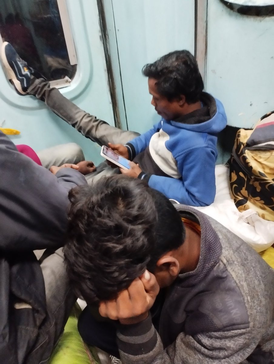 ErNarendra001's tweet image. #Noactions by #RPF  in Jabalpur railway station. Some people travelling without ticket blocked the doors &amp;amp; toilets. #RPF personnel came after the complaint, but no change in the situation. #Indianrail @RPFCR
