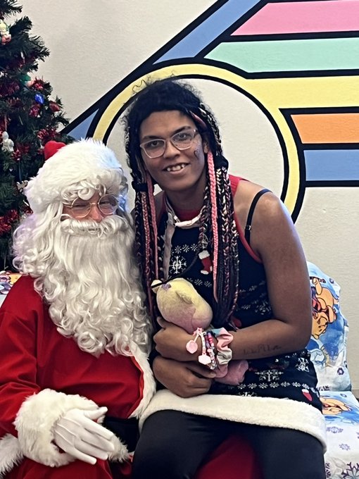 christmas time is the best time!!! merry christmas everyone!!!!!!! https://t.co/DcKTmcTgzu