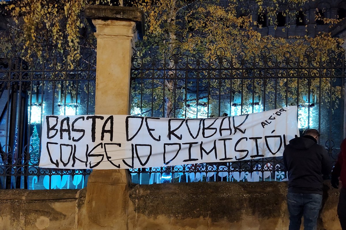 Albertolg99's tweet photo. @alcorazados no descansa por Nochebuena y coloca una pancarta en las verjas del Palacio de Villahermosa.

Se viene un comienzo de año complejo en el Huesca. Veremos por donde sale y como afecta al verde. 

"Basta de robar. Consejo dimisión"

#SDHuesca https://t.co/pPULxbm75Q