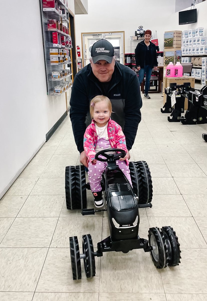 TitanAg's tweet image. Our Titan teams are here to ensure that every test drive of our equipment is extremely enjoyable! (Even when little legs are too short to reach the pedals.) 

Thanks to Parts Sales Representative, Ryan Coons, from Titan Machinery - Roseau for the push! 👍 

#TinyTitans