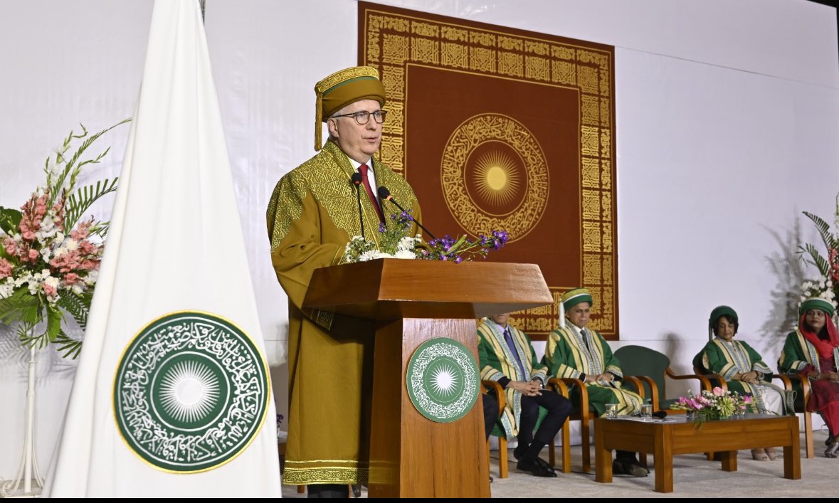 “Go Forth and Set the World on Fire” Thank you @gmdoherty @MassGenBrigham for being Chief Guest @AKUGlobal Post Graduate Medical Graduation on Thursday; your speech was one for the books…… totally worth sharing on Xmas eve, so will try and Recap 1/4: