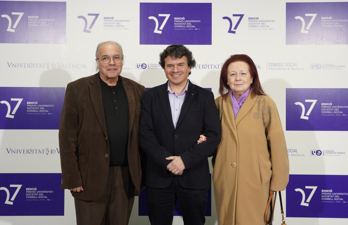 My Alma Mater (<a href="/UniValencia/">@UniValencia</a>) awarded me this past Monday the "Alumni Plus/Insigne UV" Prize. Really nice event at <a href="/ADEITUV/">Fundación ADEIT</a>. Super-honored to receive such a distinction at home! And...my parents finally were able to attend one of my prize ceremonies! Dedicated to their hard work!