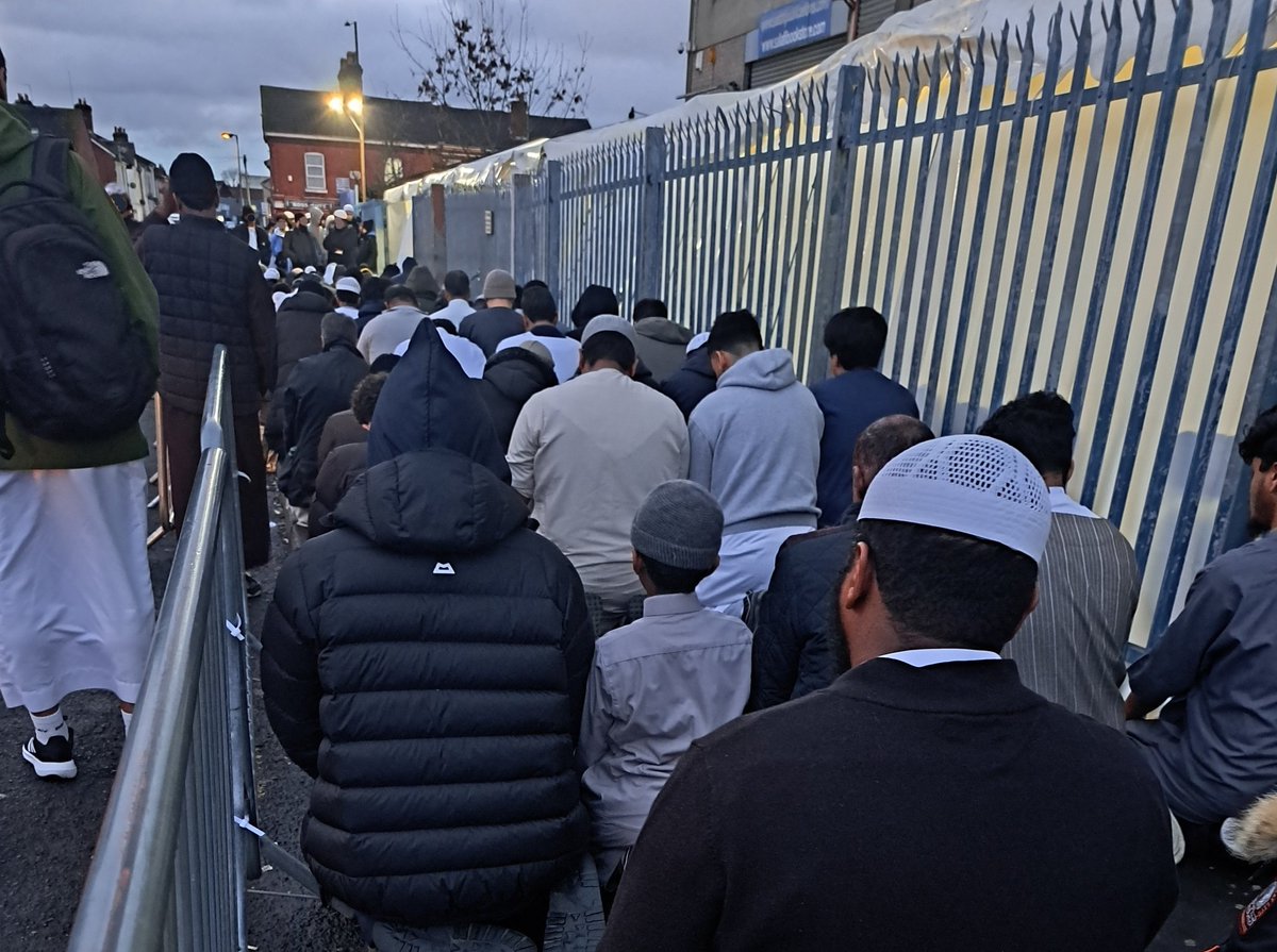 Alhamdu lillāh Da'wah Salafiyyah continues to grow in every way by Allāh's blessings and mercy; no space inside the masjid <a href="/MasjidSalafi/">Masjid Salafi Birmingham</a>, no space in the tent, no space on the pavement to pray and still a long queue to get in. The athar of the da'wah of our teachers is clear.
