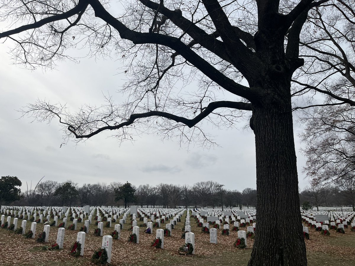 CurtisSChin's tweet photo. #USA 🇺🇸 #Remembrance 🕯️
At @ArlingtonNatl Cemetery, with thanks to Team @WreathsAcross America. A year-end visit to remember, honor all who served—incl. family & Colin Powell & Harold Burson. @USArmy
📸: #ArlingtonNationalCemetery.
#ServeandSucceed https://t.co/hYuL8EbtKo https://t.co/IIGhlF7kVE