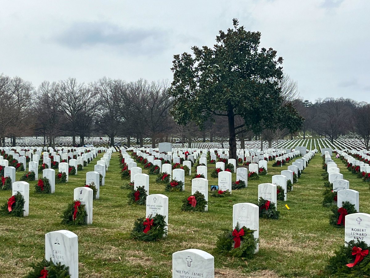 CurtisSChin's tweet photo. #USA 🇺🇸 #Remembrance 🕯️
At @ArlingtonNatl Cemetery, with thanks to Team @WreathsAcross America. A year-end visit to remember, honor all who served—incl. family & Colin Powell & Harold Burson. @USArmy
📸: #ArlingtonNationalCemetery.
#ServeandSucceed https://t.co/hYuL8EbtKo https://t.co/IIGhlF7kVE