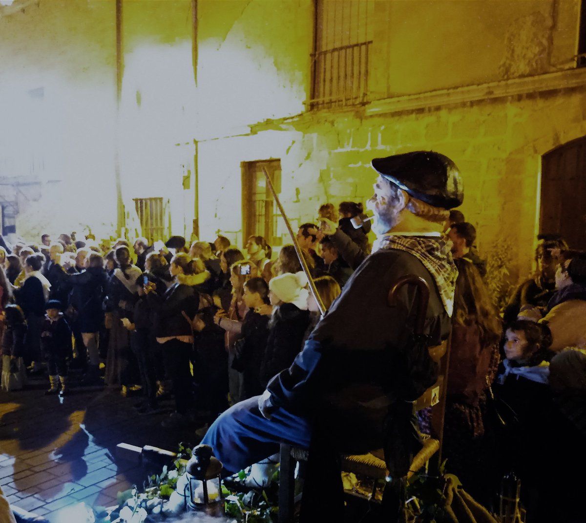 ElOlitense's tweet photo. Ehunka lagunek egin zioten harrera Olentzerori Gabon gauean #Erriberrin. https://t.co/B88CRBvjbz