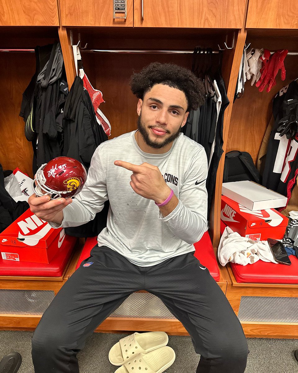 RT to win a signed @DrakeLondon_ mini helmet and help send him to the Pro Bowl! ✌️🔥 Must follow @uscfb and @AtlantaFalcons to win! @DrakeLondon_ + #ProBowlVote @DrakeLondon_ + #ProBowlVote @DrakeLondon_ + #ProBowlVote @DrakeLondon_ + #ProBowlVote @DrakeLondon_ + #ProBowlVote