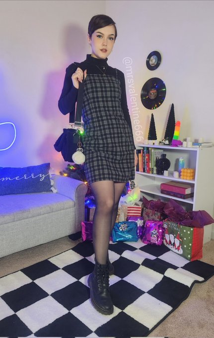 me before your family Christmas function 😇 vs me 2 seconds after we get home 🙏😈 https://t.co/6tx2ate