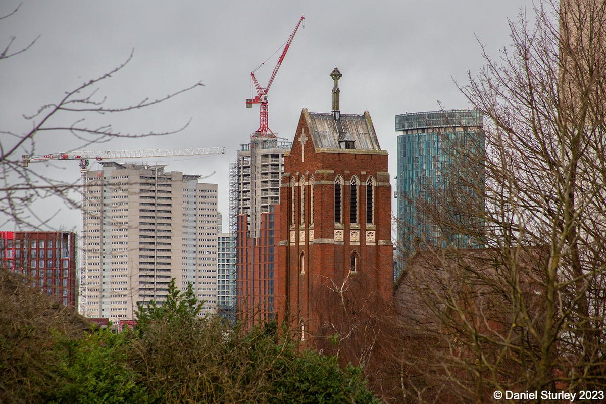 Daniel_Sturley's tweet image. #Birmingham UK, a view from #Highgate today with St Alban's Church in the centre, Beetham Tower to the right with the Sentinels to the left, just behind the church is the partially clad South Central tower 😎
#BirminghamWeAre #AllStyles #RedBrick #architecture