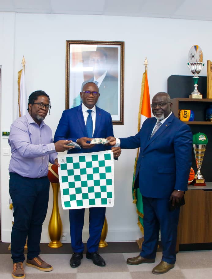 Le jeudi 21 décembre 2023, en ma qualité d'ambassadeur de <a href="/thegiftofchess/">The Gift of Chess</a> , j'ai été reçu en audience par M. Adjé Silas METCH, Ministre Délégué Chargé des Sports et Cadre de Vie (au centre de la photo).  J'étais accompagné de M. Justin BROU, Président de la Fédération Ivoirienne