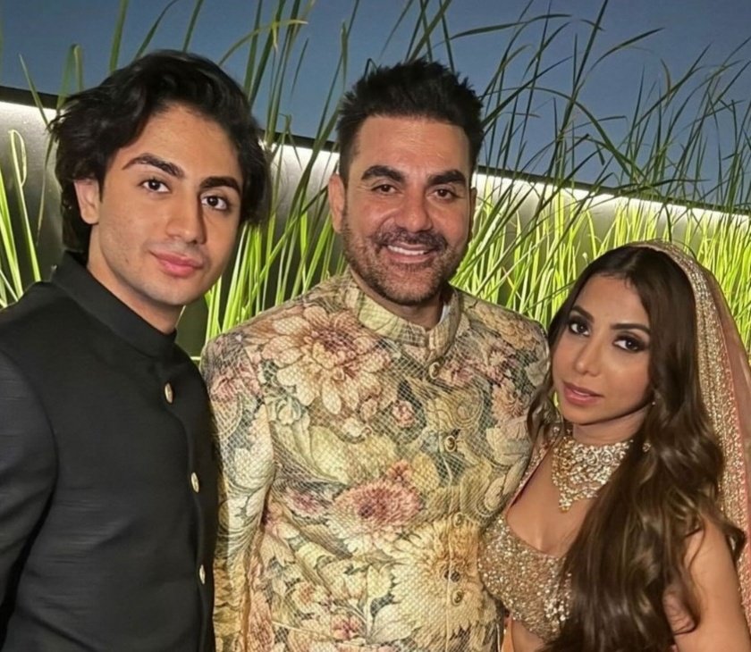 First picture of newlyweds #SshuraKhan and #ArbaazKhan with the latter's son #ArhaanKhan surfaces online. ❤️