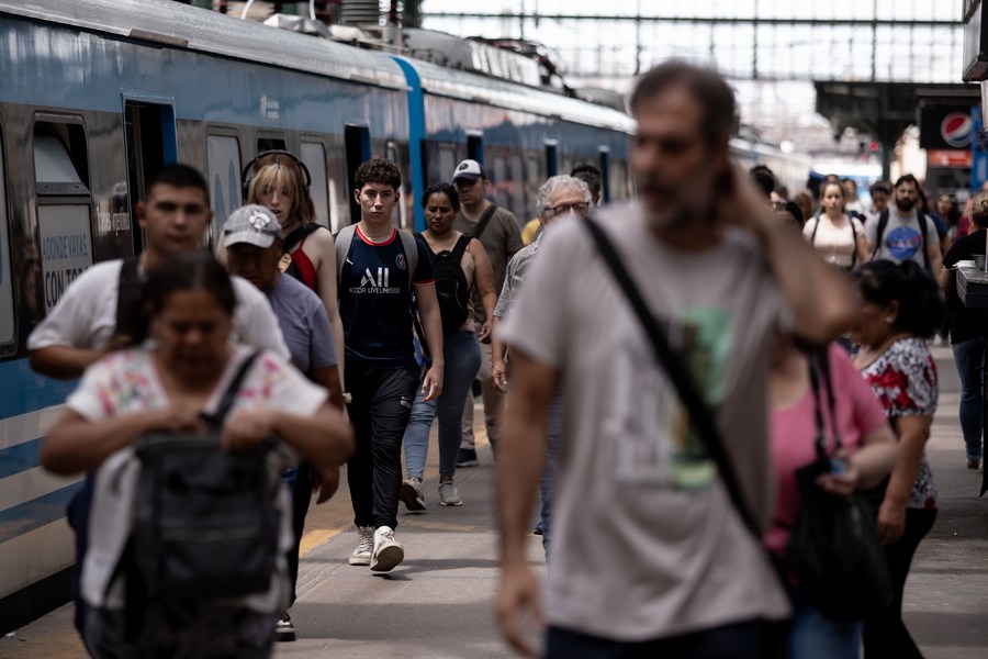 La economía de #Argentina enfrenta uno de sus momentos más críticos en la historia reciente al experimentar una fuerte inflación, además de comenzar a transitar las primeras consecuencias de las medidas de 'shock' definidas por el nuevo Gobierno a cargo del presidente Javier…