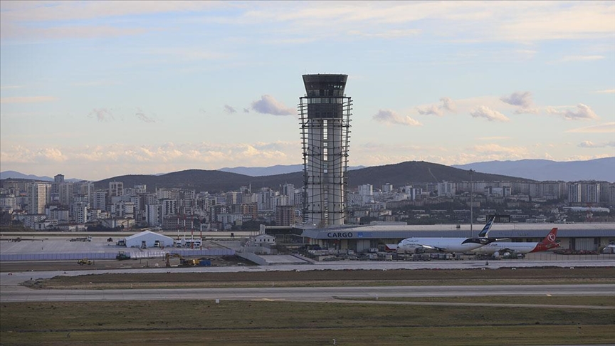 anadoluajansi's tweet photo. • 60 metre genişliğinde ve 3 bin 540 metre uzunluğunda
• Hava trafik kapasitesi en az 2 katına çıkacak

🛫 Sabiha Gökçen Havalimanı'nın 2'nci pisti Cumhurbaşkanı Erdoğan'ın katılımıyla yarın açılacak https://t.co/darQXgK73i https://t.co/iQJOtX89RN