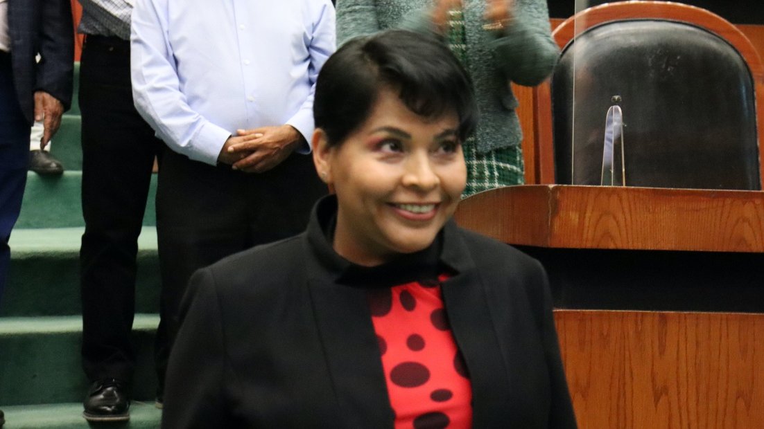 Juan_OrtizMX's tweet photo. “Váyase porque a usted también la van a matar"

Otra historia trágica desde Acapulco. 

Aguantaron Otis, pero no la inseguridad y el abandono del gobierno.

La taquería Chely cerró tras 20 años, acusando extorsión y el asesinato de uno de sus dueños. 

¿El colmo? La fiscal del estado le sugirió a la dueña "irse para no ser asesinada"

El asesinato del esposo de Doña Chely dentro de su restaurante, tras sobrevivir al huracán Otis, es una historia de horror. 

A pesar de denunciar extorsión y pedir ayuda, las autoridades no movieron un dedo.

Su despedida es un grito de ayuda: "Adiós Acapulco, gracias por tanta corrupción e inseguridad". 

Un reflejo de la dura realidad de muchos comerciantes.

Esto no es solo sobre un restaurante cerrando. Es sobre la vida, seguridad y el derecho a trabajar en paz en México. 

¿Cuántos miles de comerciantes aguantan en silencio frente al abandono de sus autoridades?