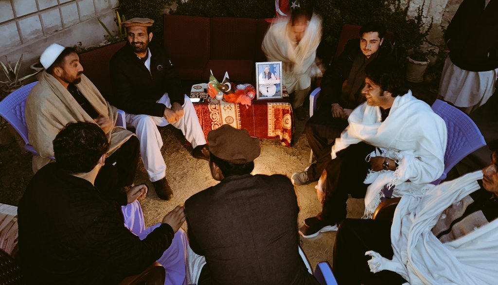 RehanZeb21's tweet photo. رات دیر تک پی ٹی آئی باجوڑ کے نوجوانوں و سینئر قیادت کے آمد کا سلسلہ جاری ہے۔ 
ہم نے آج سے الیکشن کمپیئن کیلئے منصوبہ بندی شروع کردی ہے۔ انشاءاللہ ایسی حکمت عملی طے کریں گے کہ ووٹنگ کے دن بکسیں چوری کرنے اور دھاندلی کی ماہرین کو وہم و گمان میں بھی نہیں ہوگا اور ہم 50 ہزار لیڈ سے این آے 8 باجوڑ جیت جائیں گے انشاءاللہ انشاءاللہ۔ #باجوڑ_کپتان_کا #عمران_خان_تو_آئے_گا