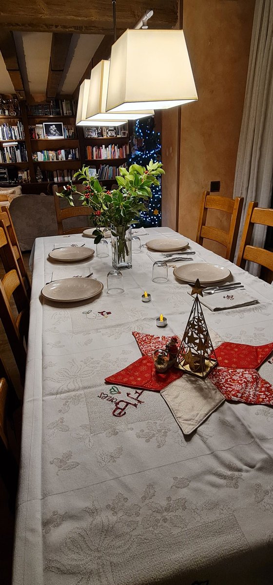 Una taula on gràcies  a Deu no ens hi falta de res, però les cadires buides són aquelles que més pesen. Bon Nadal i bones festes.